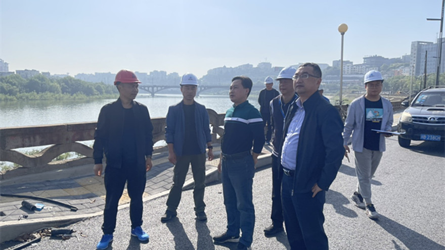 集团副总经理邓章军带队督查滨河南路道路综合改造工程安全生产工作