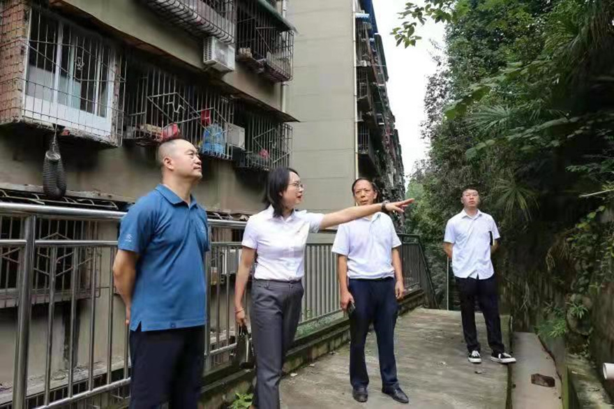集团董事王玉梁带队检查康来物业管辖小区_副本 集团董事王玉梁带队检查康来物业管辖小区_副本