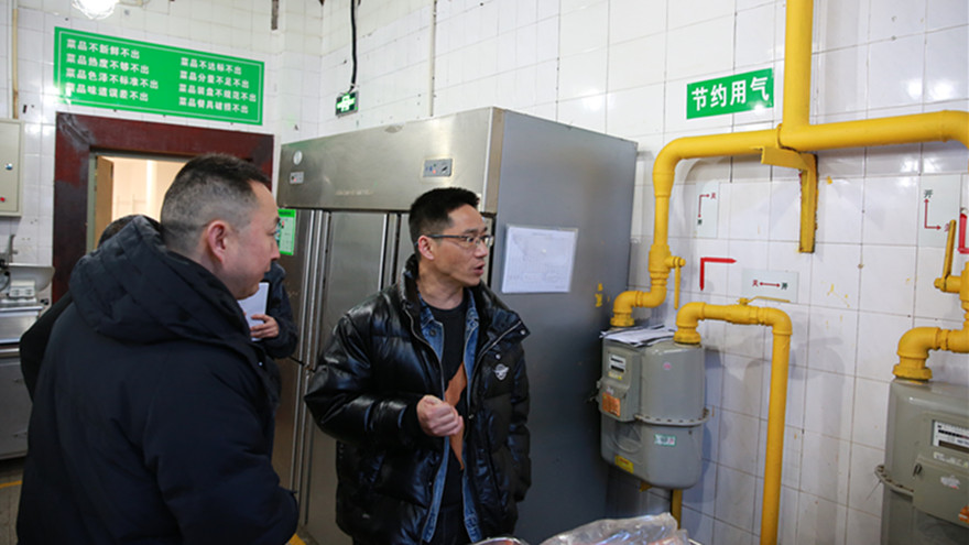 检查组检查开元酒店燃气设施设备_副本