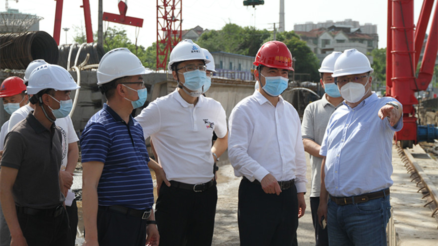 4月28日，市住建委主任苏杰到嘉来建工承建的滨河南路道路综合改造工程（下穿节点）开展节前安全生产检查_副本