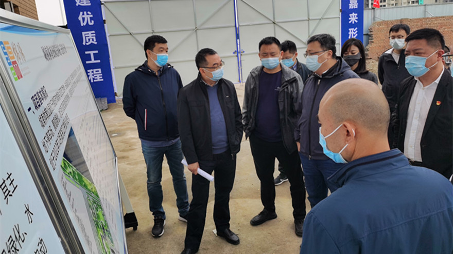 4月7日，集团党委委员、副总经理倪丹分别前往城南体育公园、滨河南路、南山路补短板项目施工现场办公